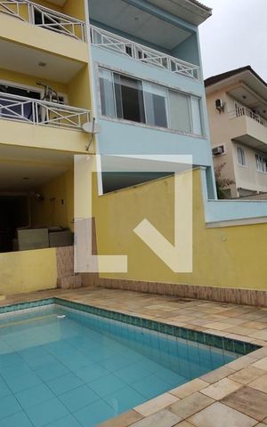 Casa de condomínio à venda com 250m², 4 quartos e 2 vagas Casa de condomínio à venda com 250m², 4 quartos e 2 vagasPiscina