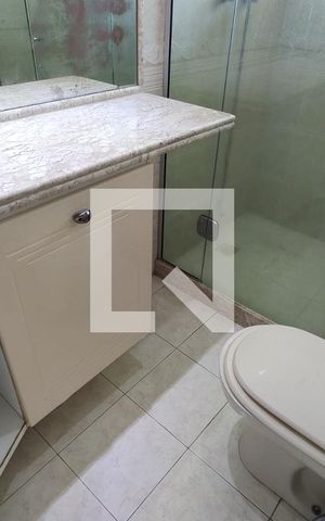 Casa de condomínio à venda com 250m², 4 quartos e 2 vagas Casa de condomínio à venda com 250m², 4 quartos e 2 vagasBanheiro da Suíte