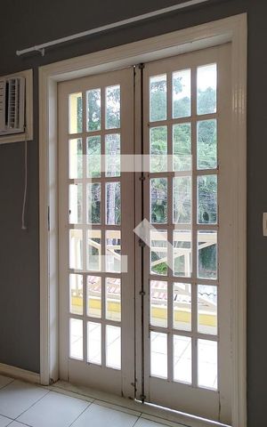 Casa de condomínio à venda com 250m², 4 quartos e 2 vagas Casa de condomínio à venda com 250m², 4 quartos e 2 vagasQuarto 1 - Armários