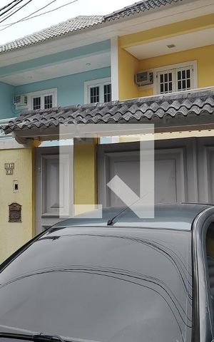 Casa de condomínio à venda com 250m², 4 quartos e 2 vagas Casa de condomínio à venda com 250m², 4 quartos e 2 vagasFachada