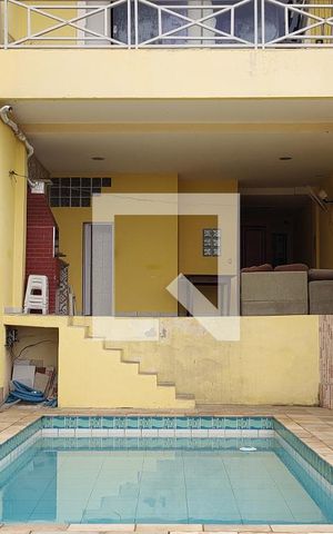 Casa de condomínio à venda com 250m², 4 quartos e 2 vagas Casa de condomínio à venda com 250m², 4 quartos e 2 vagasPiscina