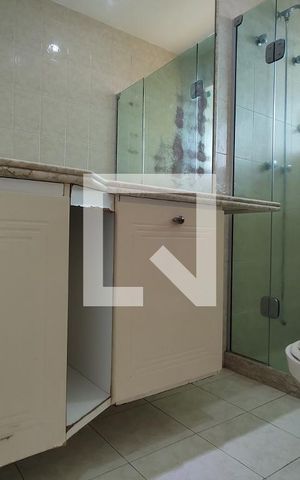 Casa de condomínio à venda com 250m², 4 quartos e 2 vagas Casa de condomínio à venda com 250m², 4 quartos e 2 vagasBanheiro da Suíte