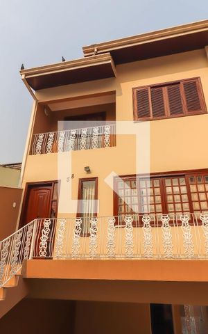 Casa à venda com 260m², 4 quartos e 3 vagas Casa à venda com 260m², 4 quartos e 3 vagasFachada