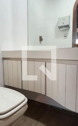 Casa para alugar com 929m², 4 quartos e 4 vagas Casa para alugar com 929m², 4 quartos e 4 vagasLavabo do sótão