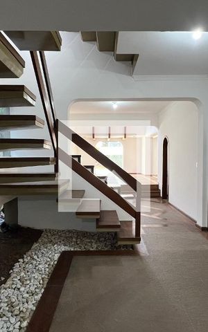 Casa para alugar com 929m², 4 quartos e 4 vagas Casa para alugar com 929m², 4 quartos e 4 vagasEscada