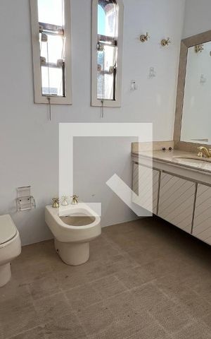 Casa para alugar com 929m², 4 quartos e 4 vagas Casa para alugar com 929m², 4 quartos e 4 vagasBanheiro da Suíte 2