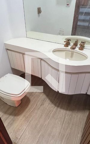 Casa para alugar com 929m², 4 quartos e 4 vagas Casa para alugar com 929m², 4 quartos e 4 vagasLavabo do sótão