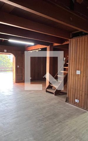 Casa para alugar com 929m², 4 quartos e 4 vagas Casa para alugar com 929m², 4 quartos e 4 vagasSótão
