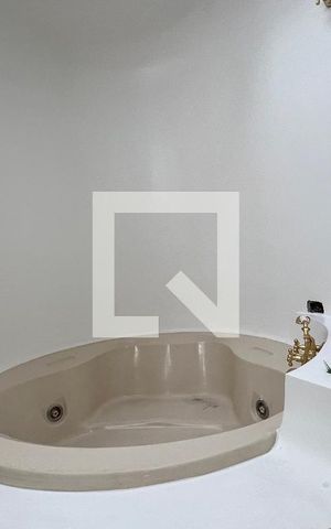 Casa para alugar com 929m², 4 quartos e 4 vagas Casa para alugar com 929m², 4 quartos e 4 vagasBanheiro da Suíte 1