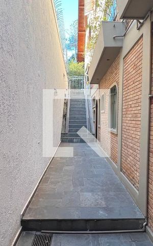 Casa para alugar com 929m², 4 quartos e 4 vagas Casa para alugar com 929m², 4 quartos e 4 vagasCorredor lateral