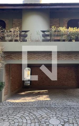 Casa para alugar com 929m², 4 quartos e 4 vagas Casa para alugar com 929m², 4 quartos e 4 vagasGaragem