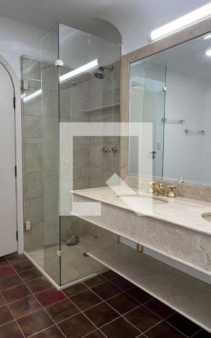 Casa para alugar com 929m², 4 quartos e 4 vagas Casa para alugar com 929m², 4 quartos e 4 vagasBanheiro da Suíte 1