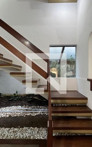 Casa para alugar com 929m², 4 quartos e 4 vagas Casa para alugar com 929m², 4 quartos e 4 vagasEscada