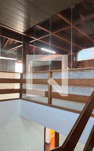 Casa para alugar com 929m², 4 quartos e 4 vagas Casa para alugar com 929m², 4 quartos e 4 vagasEscada