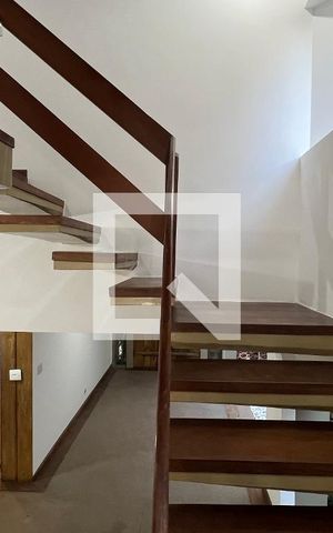 Casa para alugar com 929m², 4 quartos e 4 vagas Casa para alugar com 929m², 4 quartos e 4 vagasEscada