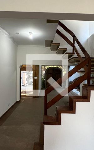 Casa para alugar com 929m², 4 quartos e 4 vagas Casa para alugar com 929m², 4 quartos e 4 vagasEscada