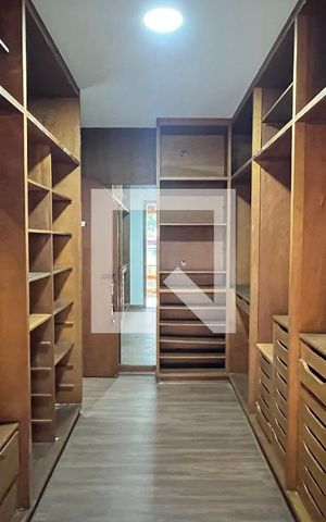 Casa para alugar com 929m², 4 quartos e 4 vagas Casa para alugar com 929m², 4 quartos e 4 vagasCloset da suíte 1