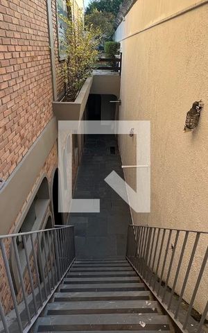 Casa para alugar com 929m², 4 quartos e 4 vagas Casa para alugar com 929m², 4 quartos e 4 vagasCorredor lateral