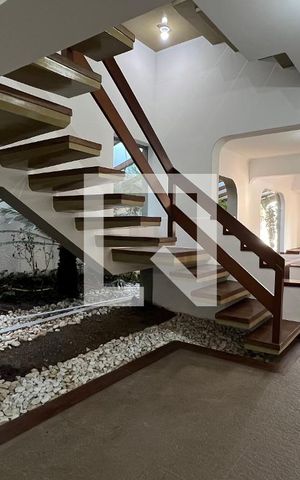 Casa para alugar com 929m², 4 quartos e 4 vagas Casa para alugar com 929m², 4 quartos e 4 vagasEscada