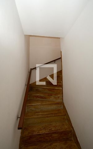 Casa à venda com 116m², 2 quartos e 2 vagasEscada