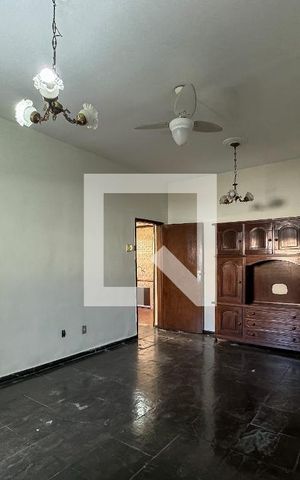 Casa à venda com 360m², 4 quartos e sem vaga Casa à venda com 360m², 4 quartos e sem vagaSala