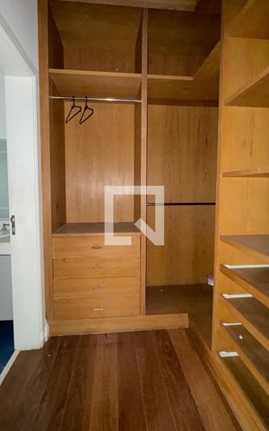 Casa de condomínio à venda com 1100m², 3 quartos e 8 vagasCloset da suíte 2