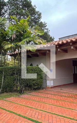 Casa de condomínio à venda com 1100m², 3 quartos e 8 vagasFachada