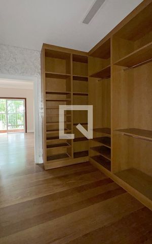 Casa de condomínio à venda com 1100m², 3 quartos e 8 vagasCloset da suíte 3