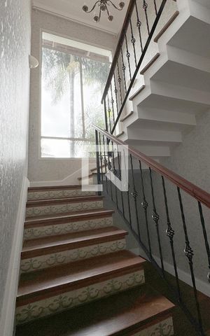 Casa de condomínio à venda com 1100m², 3 quartos e 8 vagasEscada