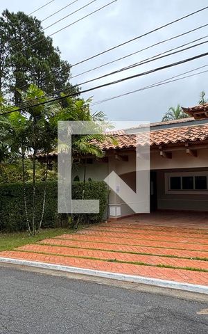 Casa de condomínio à venda com 1100m², 3 quartos e 8 vagasFachada