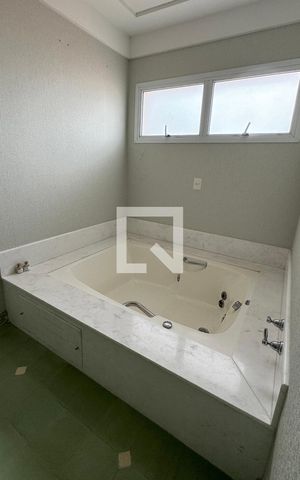Casa de condomínio à venda com 1100m², 3 quartos e 8 vagasBanheiro da Suíte 3