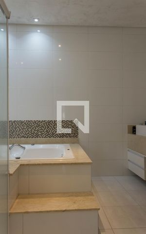 Casa de condomínio à venda com 580m², 4 quartos e 8 vagas Casa de condomínio à venda com 580m², 4 quartos e 8 vagasBanheiro da Suíte 1