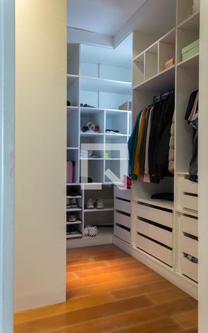 Casa de condomínio à venda com 580m², 4 quartos e 8 vagas Casa de condomínio à venda com 580m², 4 quartos e 8 vagasCloset da Suíte 2