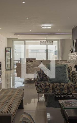 Casa de condomínio à venda com 580m², 4 quartos e 8 vagas Casa de condomínio à venda com 580m², 4 quartos e 8 vagasSala
