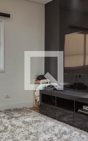 Casa de condomínio à venda com 580m², 4 quartos e 8 vagas Casa de condomínio à venda com 580m², 4 quartos e 8 vagasSala de TV
