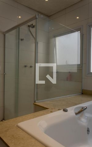 Casa de condomínio à venda com 580m², 4 quartos e 8 vagas Casa de condomínio à venda com 580m², 4 quartos e 8 vagasBanheiro da Suíte 1