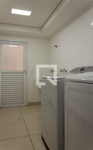 Casa de condomínio à venda com 580m², 4 quartos e 8 vagas Casa de condomínio à venda com 580m², 4 quartos e 8 vagasÁrea de Serviço