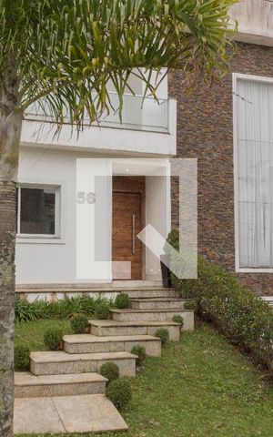 Casa de condomínio à venda com 580m², 4 quartos e 8 vagas Casa de condomínio à venda com 580m², 4 quartos e 8 vagasFachada