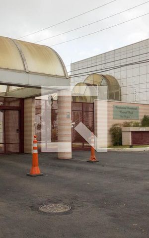 Casa de condomínio à venda com 580m², 4 quartos e 8 vagas Casa de condomínio à venda com 580m², 4 quartos e 8 vagasFachada