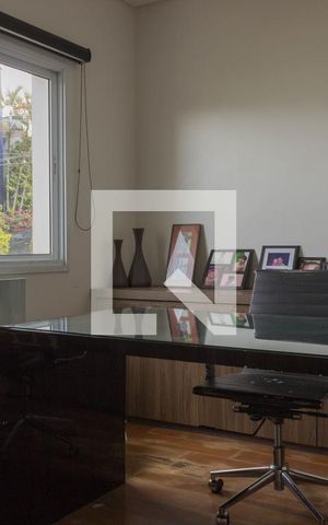 Casa de condomínio à venda com 580m², 4 quartos e 8 vagas Casa de condomínio à venda com 580m², 4 quartos e 8 vagasEscritório