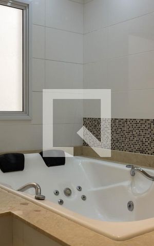 Casa de condomínio à venda com 580m², 4 quartos e 8 vagas Casa de condomínio à venda com 580m², 4 quartos e 8 vagasBanheiro da Suíte 1