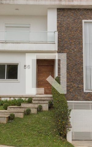 Casa de condomínio à venda com 580m², 4 quartos e 8 vagas Casa de condomínio à venda com 580m², 4 quartos e 8 vagasFachada