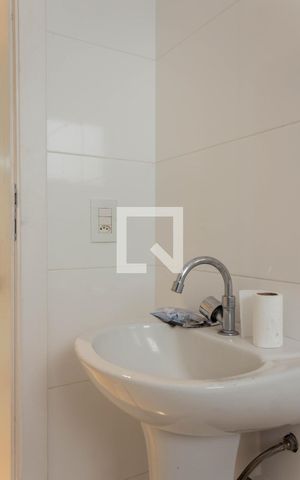 Casa de condomínio à venda com 580m², 4 quartos e 8 vagas Casa de condomínio à venda com 580m², 4 quartos e 8 vagasBanheiro de Serviço