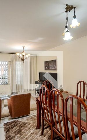 Casa à venda com 240m², 4 quartos e 2 vagas Casa à venda com 240m², 4 quartos e 2 vagasSala
