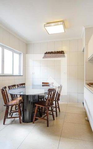 Casa à venda com 240m², 4 quartos e 2 vagas Casa à venda com 240m², 4 quartos e 2 vagasCozinha