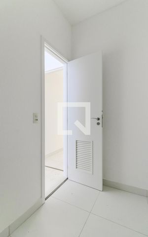Apartamento à venda com 196m², 3 quartos e 3 vagas Apartamento à venda com 196m², 3 quartos e 3 vagasQuarto de Serviço