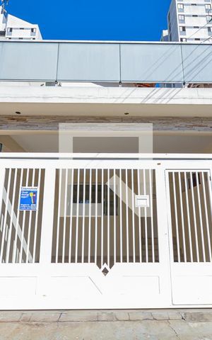 Casa à venda com 150m², 3 quartos e 2 vagas Casa à venda com 150m², 3 quartos e 2 vagasFachada