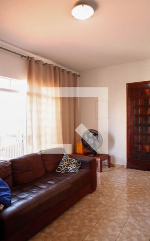 Casa à venda com 142m², 3 quartos e 2 vagas Casa à venda com 142m², 3 quartos e 2 vagasSala