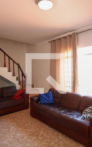 Casa à venda com 142m², 3 quartos e 2 vagas Casa à venda com 142m², 3 quartos e 2 vagasSala