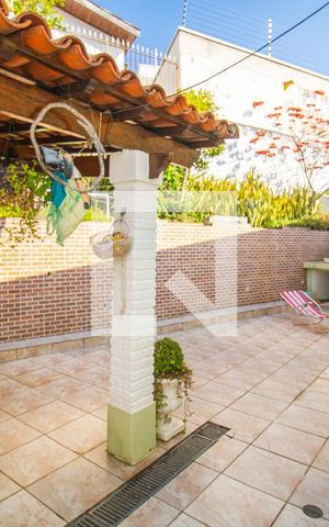 Casa à venda com 225m², 4 quartos e 4 vagas Casa à venda com 225m², 4 quartos e 4 vagasQuintal
